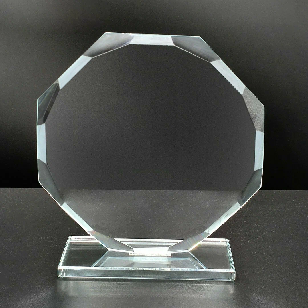 Премиальные награды из стекла с индивидуальной гравировкой в Шымкенте