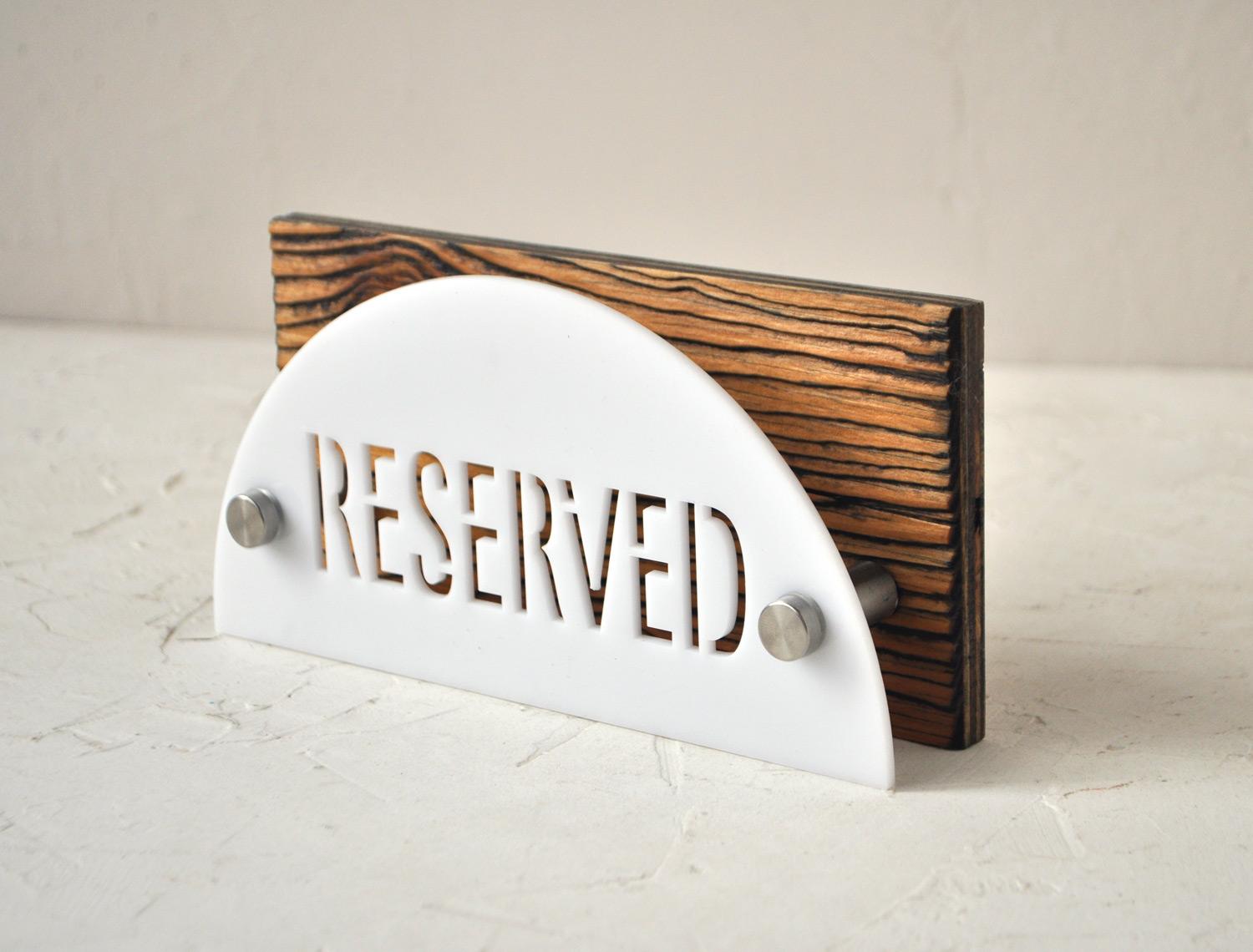 Изготовление настольных табличек и подставок в Шымкенте